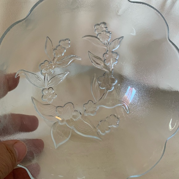 Glass bowl with a Frosted Flower Design on the bottom. Has many uses. - Picture 6 of 6